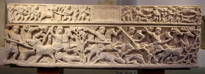 Sarkophag mit Jagdszene (Marmor)